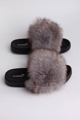 Szare klapki z naturalnym futrem z lisa