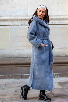 Długi szary kożuch ze skór merynosów z kapturem