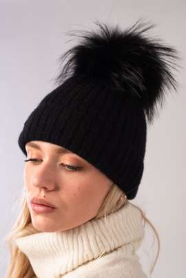 Czarna czapka z angory  z pomponem z futra lisa