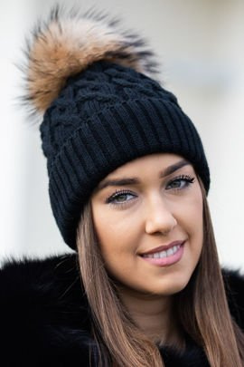 Czapka  wełniana z pomponem z naturalnego futra jenota.